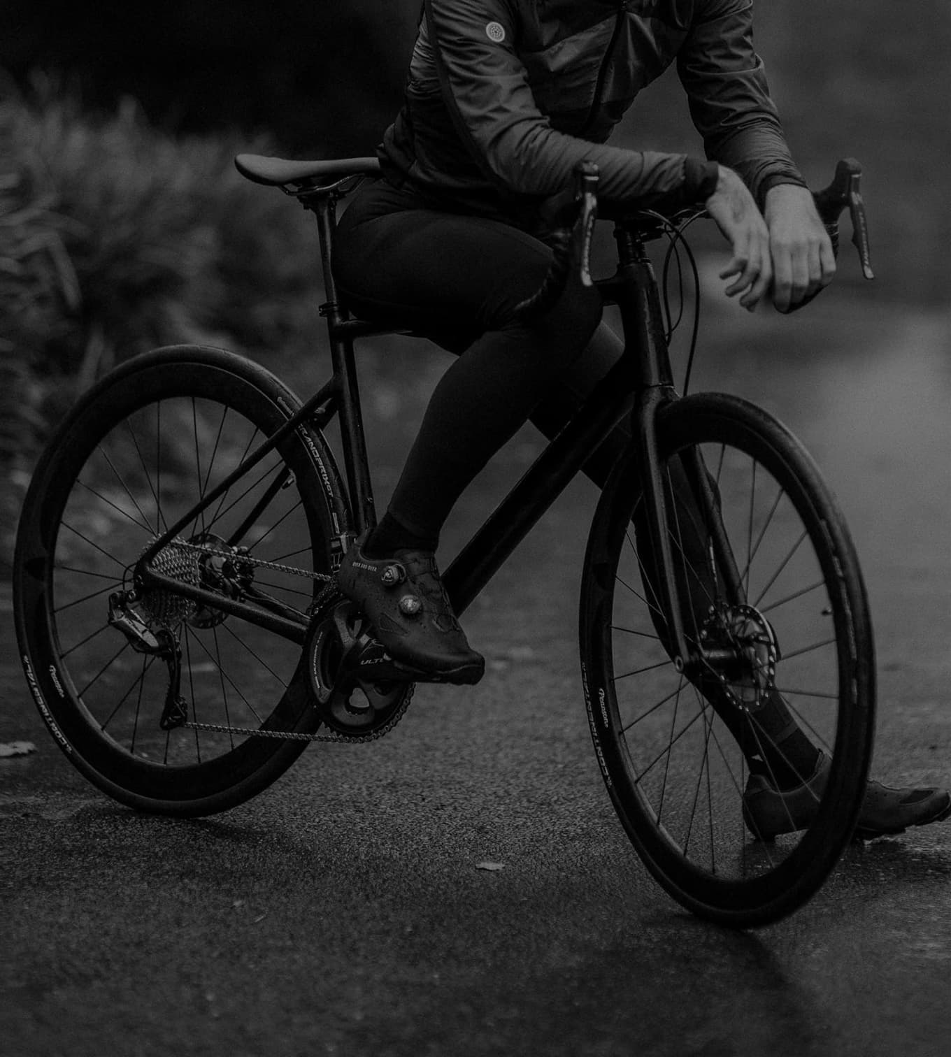 Pessoa parada em
                        cima de uma bicicleta.